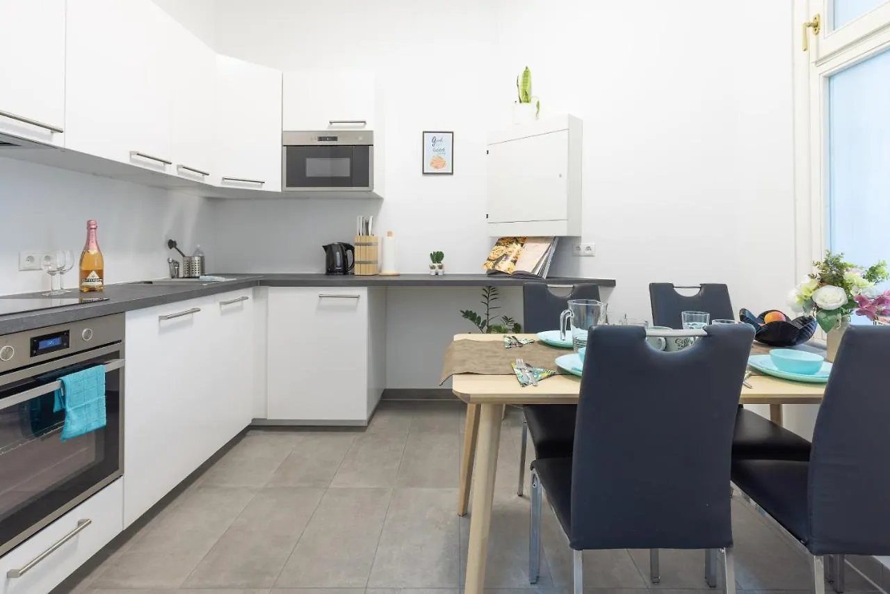 Yeshello Vienna Central Station Apartment