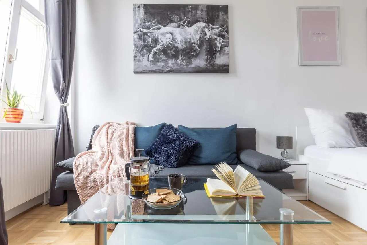 Yeshello Vienna Central Station Apartment Austria